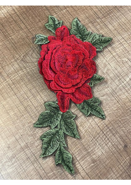 24 x 12 cm Kabartma Nakış Işleme Gül ve Yeşil Yapraklı Aplike Arma Yama Dikiş Aksesuarı