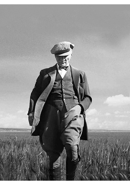 Atatürk Başak Tarlasında Yürürken 50 x 70 cm Kanvas Tablo TBL1195
