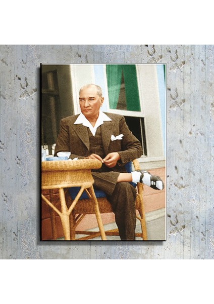 Atatürk Sandalyesinde Otururken 50 x 70 cm Kanvas Tablo