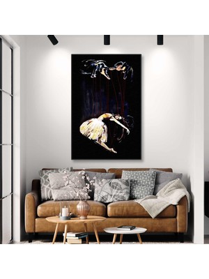 Şehir Binaların Arasında Gezen Beyaz Şapkalı Kadın Fashion City Kare Kanvas Tablo