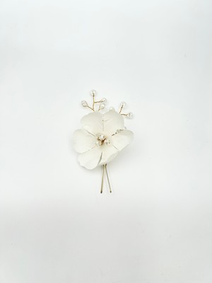 Pearly Handmade Beyaz Çiçek Gold Firkete Topuz Tokası