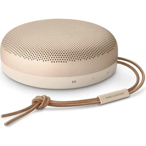 Bang & Olufsen Beosound A1 2. Nesil Geniş Açılı Ses, IP67 Suya ve Toza Dayanıklı, 18 Saat Pil Ömrü,  Dahili Mikrofonlu Taşınabilir Bluetooth Hoparlör – Altın
