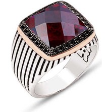 Amberkan Gümüş Fasetli Kırmızı Zirkon Taşlı Yanları Siyah Zirkon Taş Süslemeli Çizgili Kasalı Yüzük