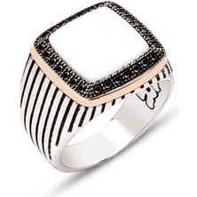 Amberkan Gümüş Beyaz Oniks Taşlı Yanları Siyah Zirkon Taş Süslemeli Çizgili Kasalı Yüzük