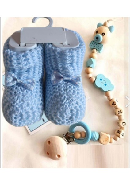 Isimli Bebek Emzik Zinciri ve Erkek Bebek Mavi Patik Seti