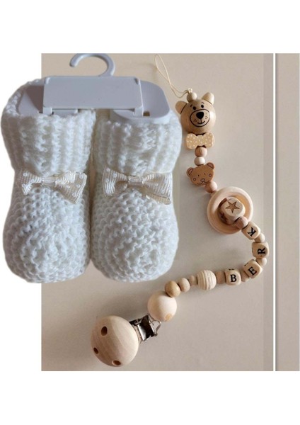 Isimli Bebek Emzik Zinciri ve Beyaz Bebek Patik Seti
