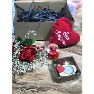 Masalsı Concept 14 Şubat Sevgililer Günü Hediyesi Kalpli Yastık,kalpli Kütük Mumluk,gül Buketi ve Mini Kar Küresi