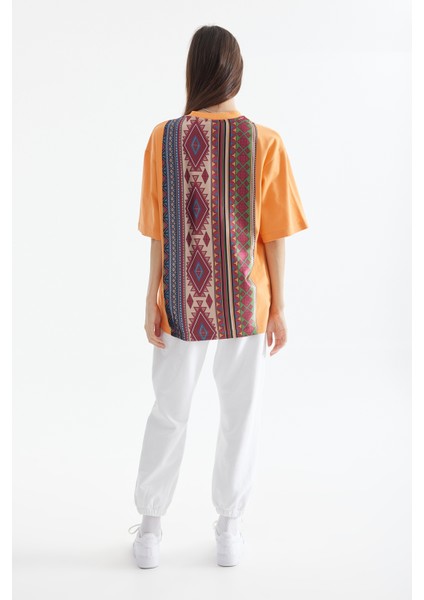 Turuncu Arkası Etnik Desenli T-Shirt K