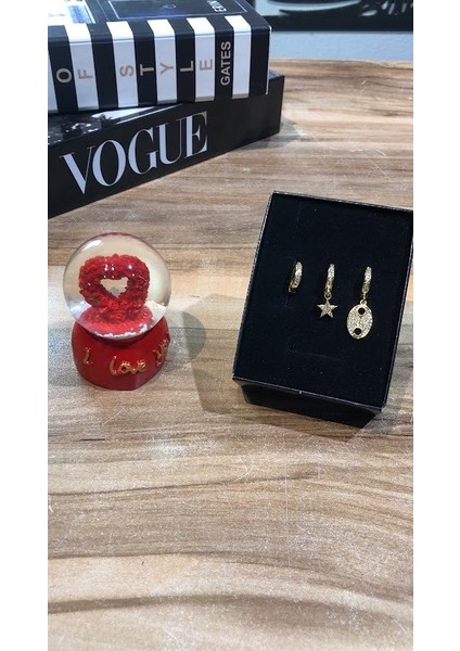 14 Şubat Sevgililer Günü Hediyesi Aşkın Simgesi Romantik Kırmızı Küre ve Naif 3 Lü Küpe Seti fiyatları