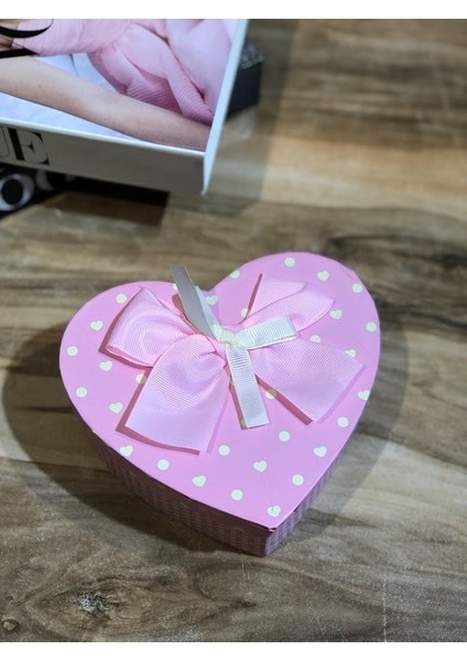 14 Şubat Sevgililer Günü Hediyesi Aşkın Simgesi Romantik Flamingo Küre ve Doğal Taş Kalpli Kolye fiyatları