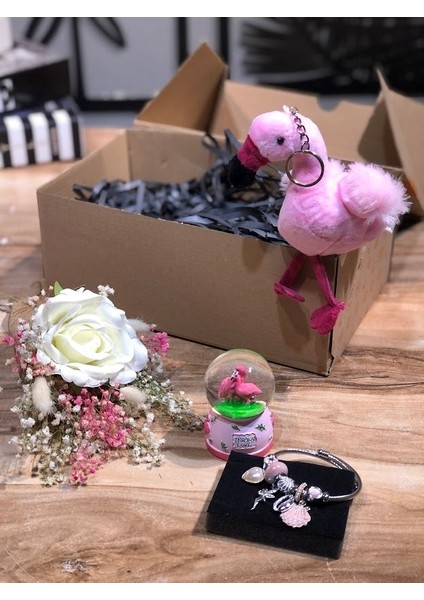 14 Şubat Sevgililer Günü Hediyesi Flamingo Anahtarlık Gül Demeti Bileklik ve Kar Küresi