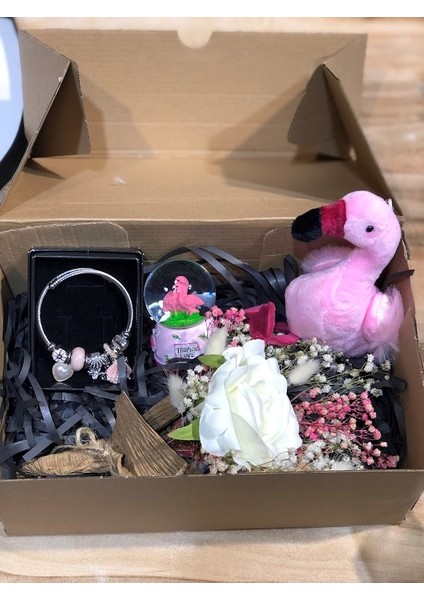14 Şubat Sevgililer Günü Hediyesi Flamingo Anahtarlık Gül Demeti Bileklik ve Kar Küresi
