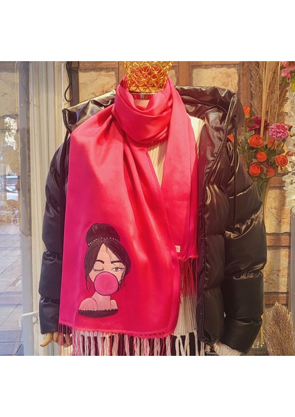 Şeker Pembe Şalda Sacları Toplu Kız