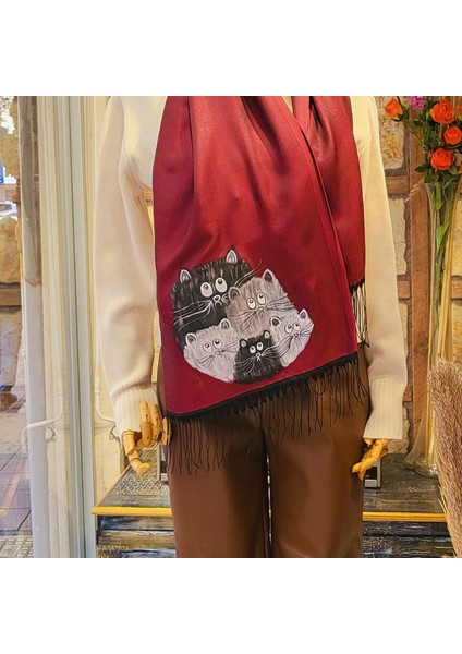 Kırmızı Şal Da Şapşik Kediler Ailesi