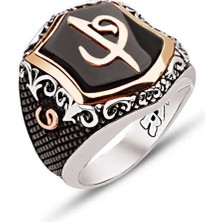 Amberkan Gümüş Oniks Taş Üstü Elif Vav Temalı Yanları Vav İşlemeli Yüzük