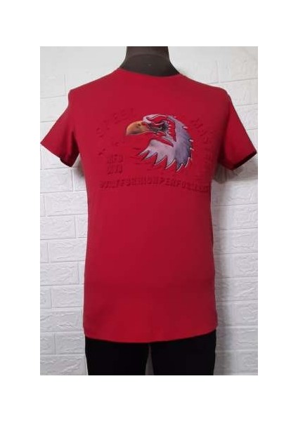 Kırmızı Önü Kartal ve Yazı Baskılı Yuvarlak Yaka T-Shirt