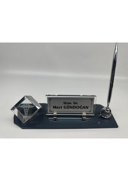 Masa Isimliği Doktor Mesleğine Özel Küp Logolu ve Kalem Aksesuarlı
