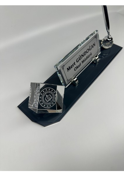 Cam Masa Isimlik Okullara Özel Küp Logolu ve Kalem Aksesuarlı fiyatları