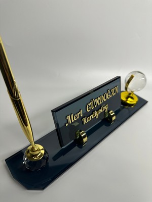 Gündoğan Kristal Kabartma Yazılı Füme Cam Masa Isimliği Tek Kalem ve Dünya Aksesuarlı Ofis Hediyelik