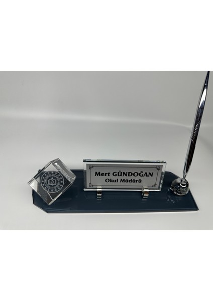 Cam Masa Isimlik Okullara Özel Küp Logolu ve Kalem Aksesuarlı
