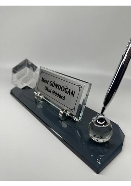 Cam Masa Isimlik Okullara Özel Küp Logolu ve Kalem Aksesuarlı fırsatları