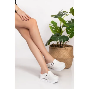 Nur Medikal Giyim Beyaz Krokodil Desenli Tokalı Kapalı Airmax Bayan Sabo Terlik