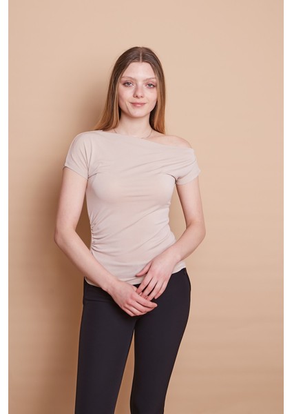 Likralı Krep Kumaş Kayık Yaka Düşük Omuzlu Şık Bluz-Bej