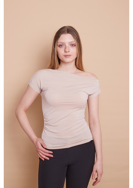 Likralı Krep Kumaş Kayık Yaka Düşük Omuzlu Şık Bluz-Bej fiyatları