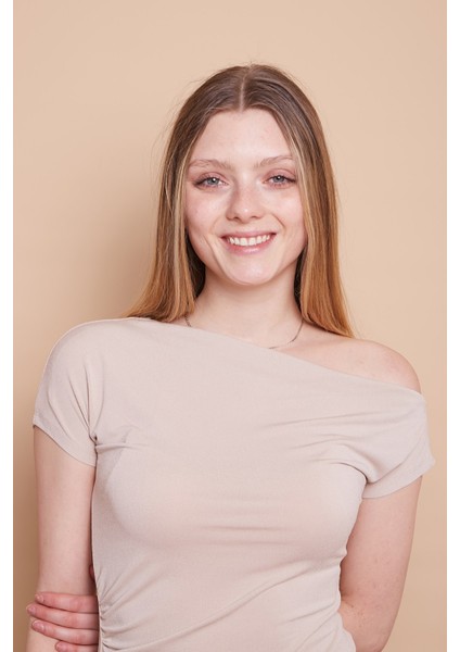 Likralı Krep Kumaş Kayık Yaka Düşük Omuzlu Şık Bluz-Bej modelleri