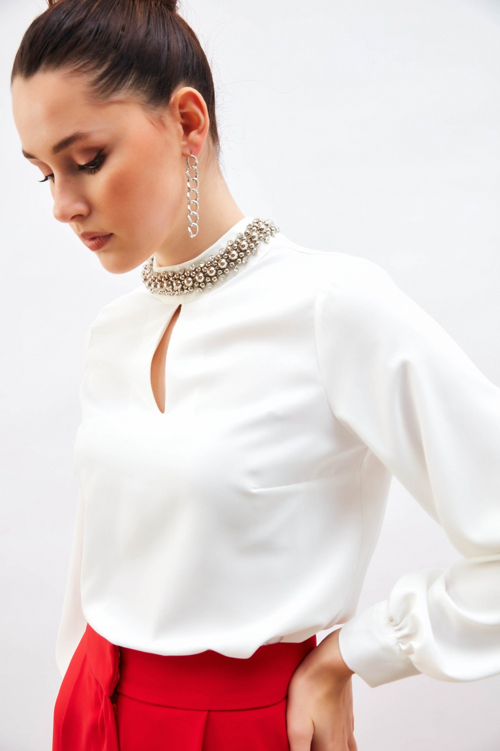 Sateen Yaka Aksesuarlı Bluz - Ekru