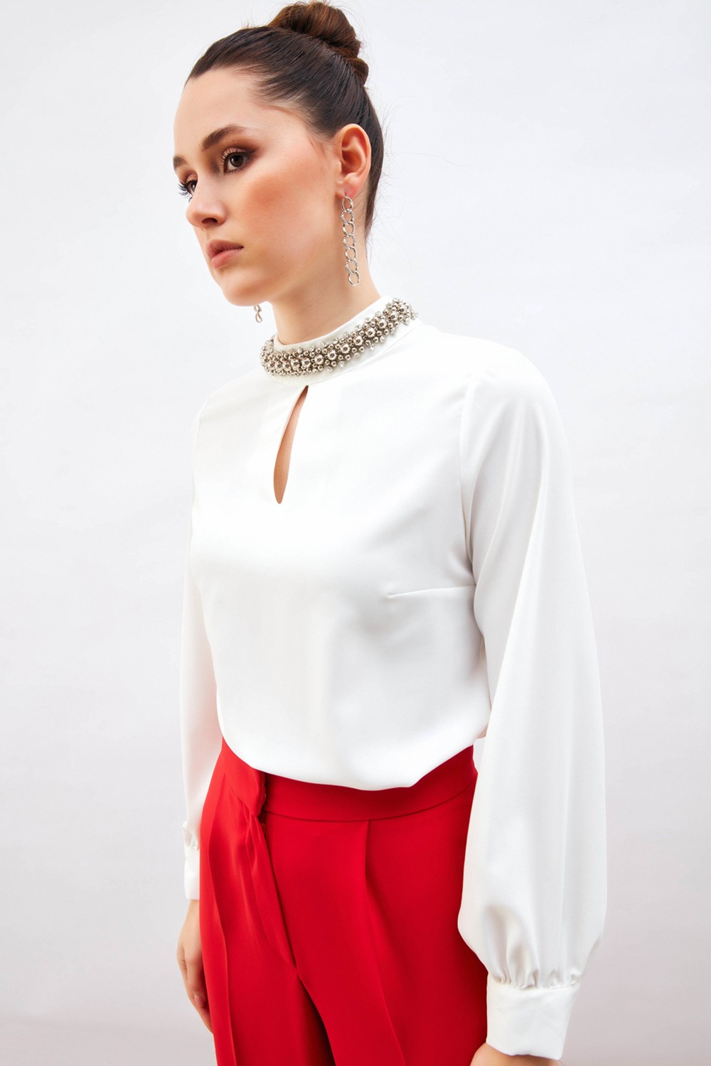 Sateen Yaka Aksesuarlı Bluz - Ekru görsel 2