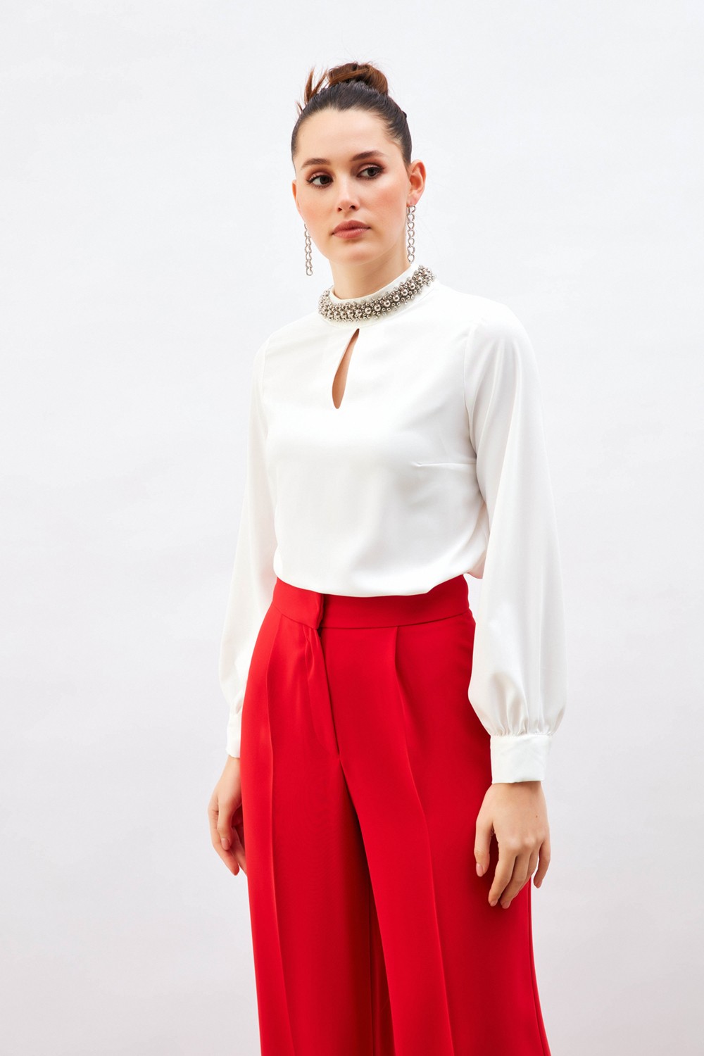 Sateen Yaka Aksesuarlı Bluz - Ekru görsel 3