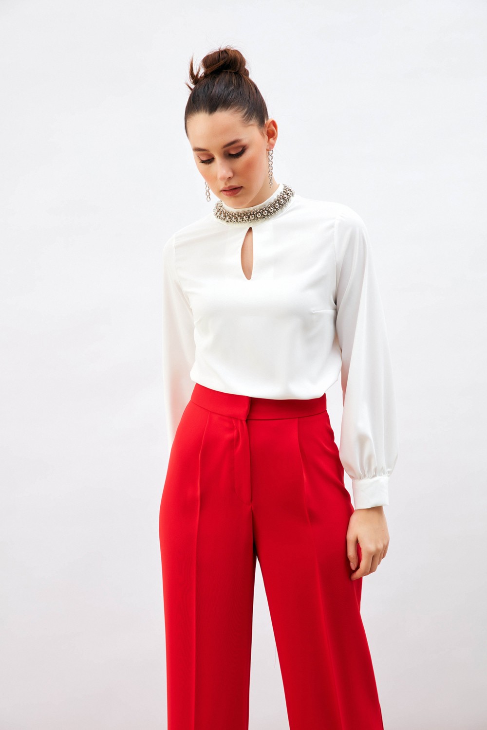 Sateen Yaka Aksesuarlı Bluz - Ekru görsel 5