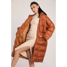 Gülseli Camel Kadın Kapüşonlu Oversize Uzun Şişme Mont P-00000759