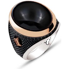 Amberkan Gümüş Üstü Siyah Kapşon Taşlı ve Kenarları Osmanlı Tuğralı İşlemeli Yüzük