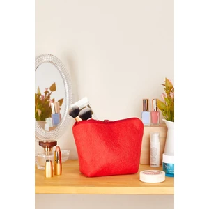 Makyaj Çantası Kırmızı Keçe Malzemeden 20 x 6 x 14 cm Boyutunda Pratik Kullanım