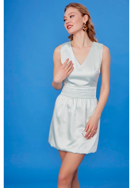 Beli Detaylı V Yaka Elbise10 fırsatları