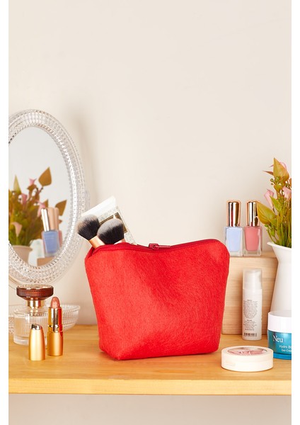 Makyaj Çantası Kırmızı Keçe Malzemeden 20 x 6 x 14 cm Boyutunda Pratik Kullanım