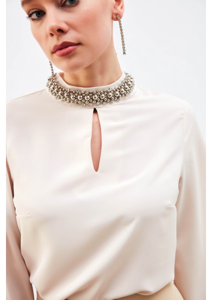 Yaka Aksesuarlı Bluz - Bej indirimleri
