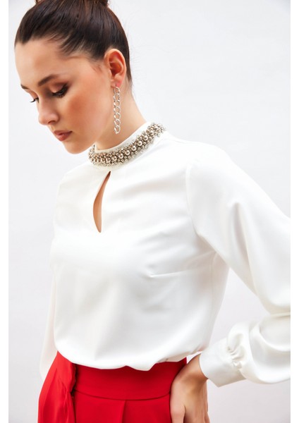 Yaka Aksesuarlı Bluz - Ekru