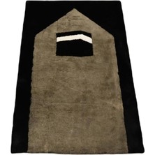 Dericibey Siyah Peluş Bordür ve Kabe Motifli Kuzu Kürkü Seccade 80 x 120 Cm