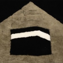 Dericibey Siyah Peluş Bordür ve Kabe Motifli Kuzu Kürkü Seccade 80 x 120 Cm