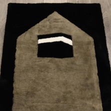 Dericibey Siyah Peluş Bordür ve Kabe Motifli Kuzu Kürkü Seccade 80 x 120 Cm