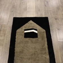 Dericibey Siyah Peluş Bordür ve Kabe Motifli Kuzu Kürkü Seccade 80 x 120 Cm