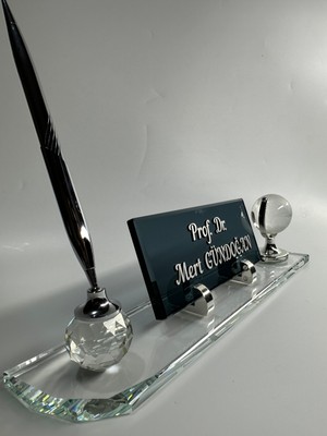 Gündoğan Kristal Kabartma Yazılı Masa Isimliği Tek Kalem ve Dünya Aksesuarlı Şeffaf Cam Masa Ofis Hediyelik