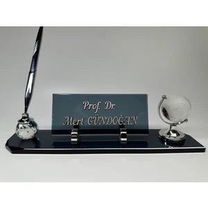 Gündoğan Kristal Füme Cam Masa Isimliği Tek Kalem ve Dünya Aksesuarlı Kabartma Yazılı Ofis Hediyelik