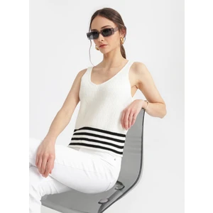 V Yaka Düz Beyaz - Siyah Kadın Bluz FELITO
