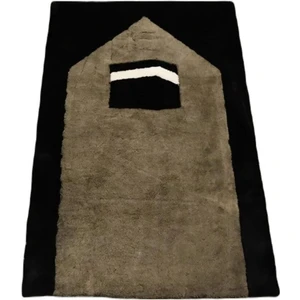 Siyah Peluş Bordür ve Kabe Motifli Kuzu Kürkü Seccade 80 x 120 Cm