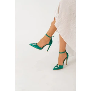 La Limar Yeşil Saten Taş Detaylı Bilekten Bağlamalı Stiletto Sivri Burun Kadın Topuklu Ayakkabı