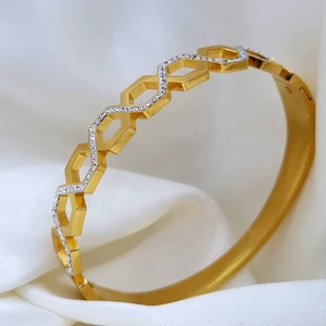Zincir Halkaları Detaylı Altın Renk Zirkon Tasarım Kelepçe Çelik Bileklik